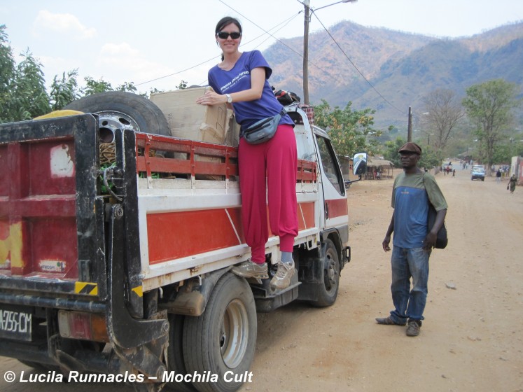 Pegando carona num caminhão em Moçambique