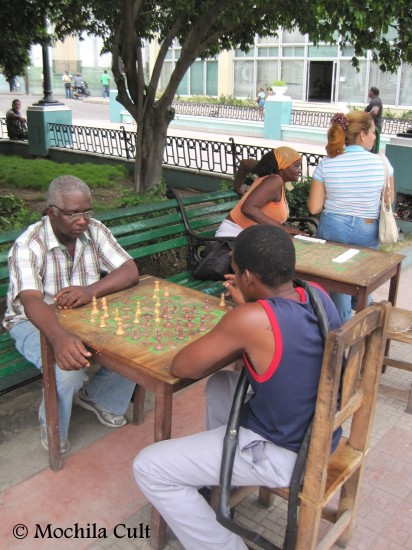 Os cubanos adoram jogar dominó