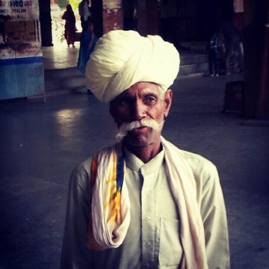 Um cara com muito estilo na rodoviária de Pushkar, na Índia