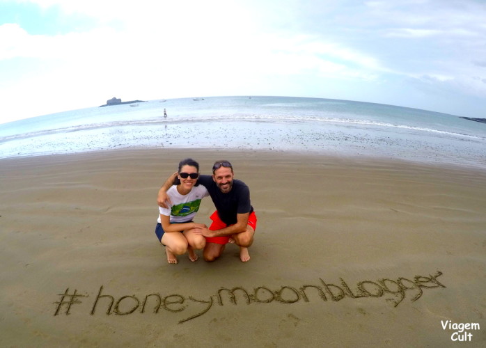 Os pombinhos felizes na praia durante a nossa HoneyMoonBlogger