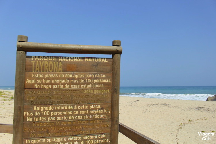 Placa alertando que várias pessoas já se afogaram nessa praia